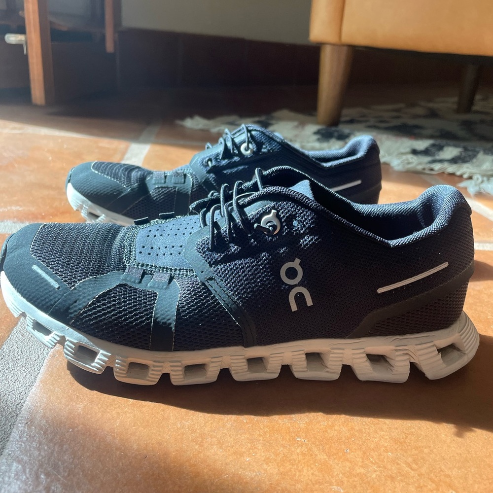 Size 7 On Running Cloud 5 Black | white